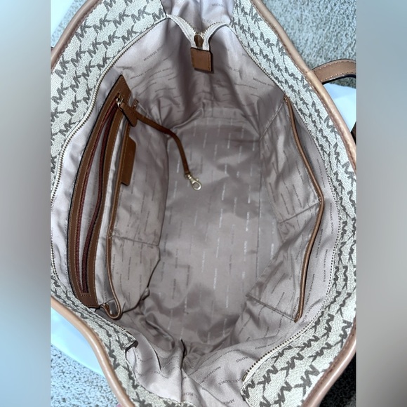 Michael Kors Emry Large Top Zip Tote - Picture 12 of 16